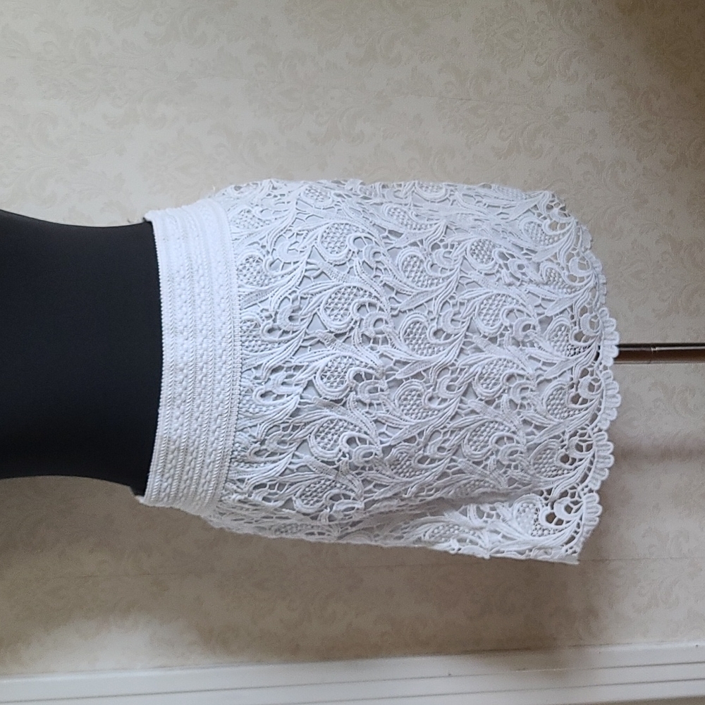 Juniors White Crochet Skirt, Size Large.